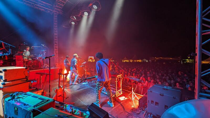 Die Band Von Wegen Lisbeth auf der Bühne in Stade.