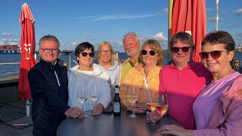 Sie genießen den Sonnenuntergang an der Elbe auf dem Ponton: Helmuth und Mayke Willuhn, Wellenreiter-Wirtin Sylke Oehr, Andrea Tamke, Werner Jelinek und Michael und Antje Voss.