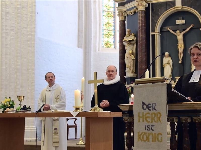 Sie gestalten die „Feier der Osternacht“ : Pastorin Dorlies Schulze, Superintendent Thomas Kück und der katholische Pfarrer Timm Keßler.