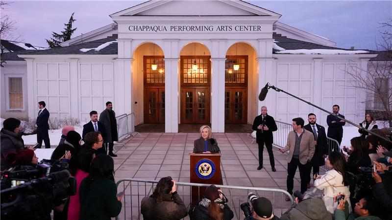 Sie habe Epstein nie getroffen, sagt die ehemalige Außenministerin Hillary Clinton nach ihrer Befragung vor Journalisten. 