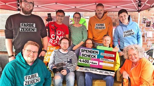Sie haben 4400 Euro an Correctiv übergeben: Der Bunte Block mit Vertreterinnen von Schüler- und Elternschaft der Halepaghen-Schule, Die Partei, Grünen, SPD und Omas gegen Rechts.
