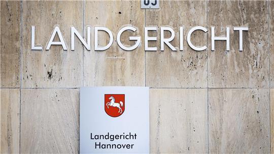 Sie haben Kreditkartendaten und Online-Banking-Zugänge im Internet verkauft - dafür müssen zwei Männer jetzt für Jahre ins Gefängnis. (Symbolbild)