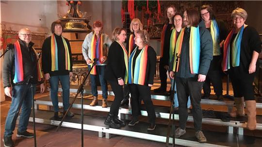 Sie haben Spaß beim Aufbau in der Asseler Kirche und freuen sich auf den ersten Auftritt auf der neuen Plattform-Bühne: die Rainbow-Gospel-Singers.