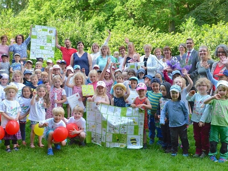 Sie haben alle Grund, stolz zu sein: Kindergartenkinder aus Harsefeld, Bargstedt, Helmste und Ahlerstedt werben für „ihr“ Bienen-Geschenkpapier. Fotos Fehlbus