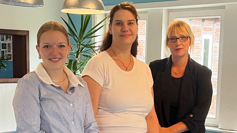 Kinderrechte, Spiele und Spaß: Programm am Weltkindertag Sie haben das Programm zusammengestellt: Lisa Enkhardt von der Stadtjugendpflege, Sandra Aldag von der Plan Aktionsgruppe Buxtehude und Jennifer Jaschik von der Stadtbibliothek (von links).