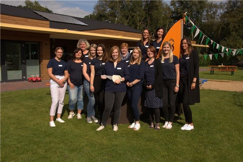 Sie haben den Schlüssel und empfangen die Kinder in der neuen Kita: die Betreuerinnen in Hammah. Foto Ahrens