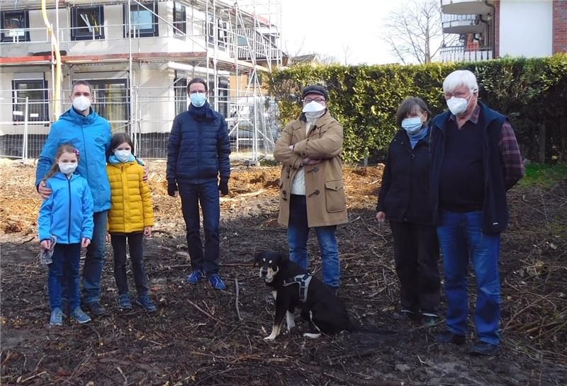 Sie haben die Bürgerinitiative gegründet: Philipp Schlutt mit Kindern, Norbert Karp, Sven Brauer mit Hund Emil, Christa und Werner Heuer. Foto: privat