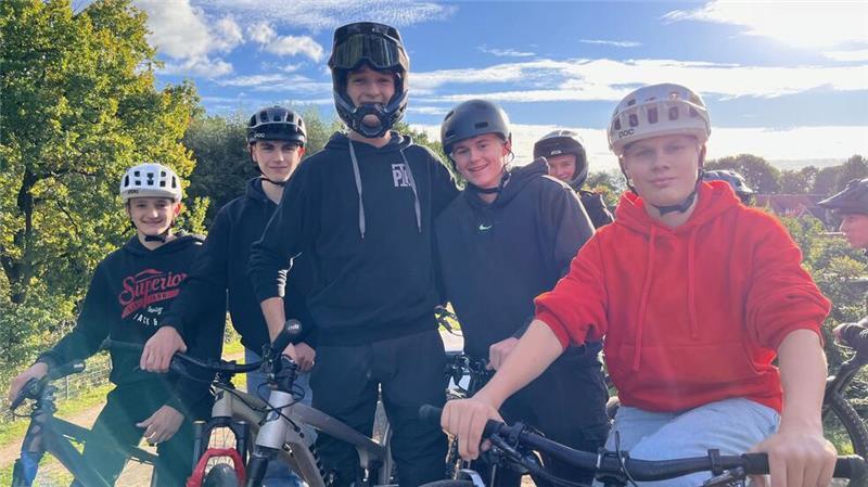 Sie haben durchgehalten - und jetzt einen Dirtpark für ihren Sport. Auf dem Starthügel (von links) Felix Grundmann, Jannick Klemm, Jacob Grundmann, Marcel Schewalje und Florian Hanke.