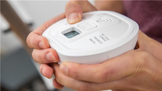 Sie haben eine Gastherme daheim? Ein CO-Warnmelder kann helfen, sich besser vor einer Kohlenmonoxidvergiftung zu schützen.