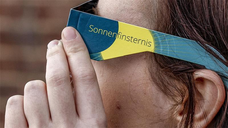 Sie haben noch eine Sonnenschutzbrille in der Schublade? Die sollte man nur wiederverwenden, wenn sie nicht beschädigt ist.