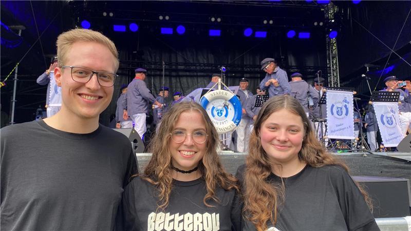 Sie haben schon zum Auftakt mit den Stader Hafensängern die erste Reihe vor der Bühne erobert (von links): Tim Frickmann aus Braunschweig, Anni Zapfe aus Berne und Cillja Laupichler aus Schleswig-Holstein.