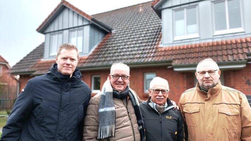 Preisexplosion bei Fernwärme: Harsefelder klagen gegen Lieferanten Sie haben sich der Sammelklage gegen HanseWerk Natur angeschlossen und hoffen, dass es noch weitere Betroffene tun (von links): Sven Grüschow, Christian Krammig, Frank Dohrmann und Peter Herzog.