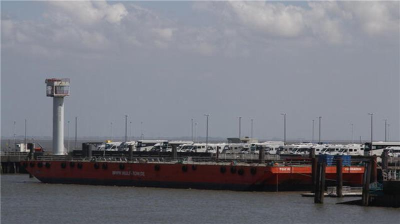 Sie haben sich die Plätze mit der besten Aussicht auf der „Platte“ unmittelbar am Wasser gesichert.