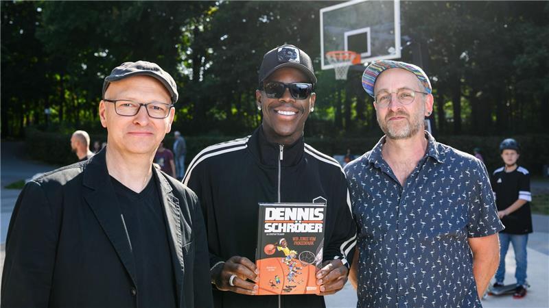 „Wir Kinder vom Prinzenpark“ - Schröder hat viel zu erzählen Sie haben zu dritt ein Kinderbuch geschaffen, dass sich nach Verlagsangaben sehr gut verkauft. Autor Christian Tielmann (l), Dennis Schröder (Mitte) und Illustrator Jan Saße (r).