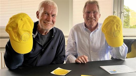 Sie hängen die gelben Mützen an den Haken: Harald Hemp und Walter Kühlke haben das Sonnengelb zur Farbe der Kinderkrebshilfe Oste erkoren. Jetzt hören sie nach 40 Jahren mit dem Spendensammeln auf.