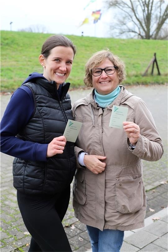 Sie halten den Fährführerschein in der Hand: die Fährfrauen Tanja Buck (links) und Begoña Atela . Foto: Schomacker