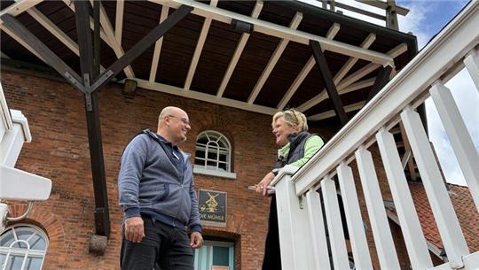 Sie halten die Holländer-Galerie-Windmühle in Jork-Borstel in Schuss: Petra Schlichting, Leiterin des Amts für Gebäudewirtschaft, und Projektleiter Antonio Soares bei einer Besprechung an der Mühle.