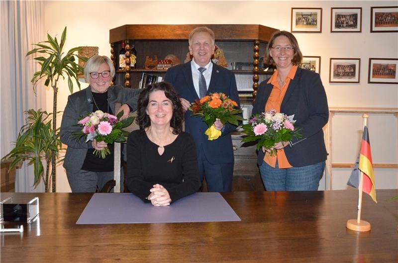 Sie hat am Bürgermeister-Schreibtisch im Harsefelder Rathaus Platz genommen: Susanne de Bruijn (FWG) ist die erste Frau in diesem Amt. Ihr zur Seite stehen Marina Hoffmann (FWG, links) und Melanie Mohnen (CDU, rechts) sowie Jürgen Deden (CD