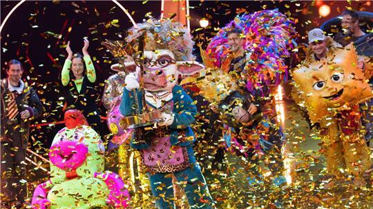 Sie hat gewonnen: Die maskierte Sängerin „Muuhnika“ (Mitte). 