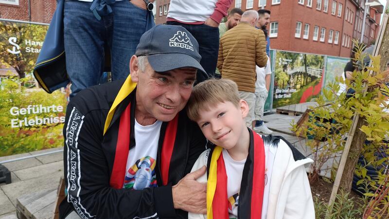 Sie hatten Deutschland so die Daumen gedrückt: Tyler Petzold und sein Opa Thomas Daebler.
