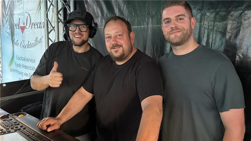 Altstadtfest Stade: So ging’s am Samstagabend in die heiße Phase Sie heizen dem Publikum auf dem Platz am Sande ein: DJ Benice, Helmut Preußler und DJ Maurice Durand (von links).
