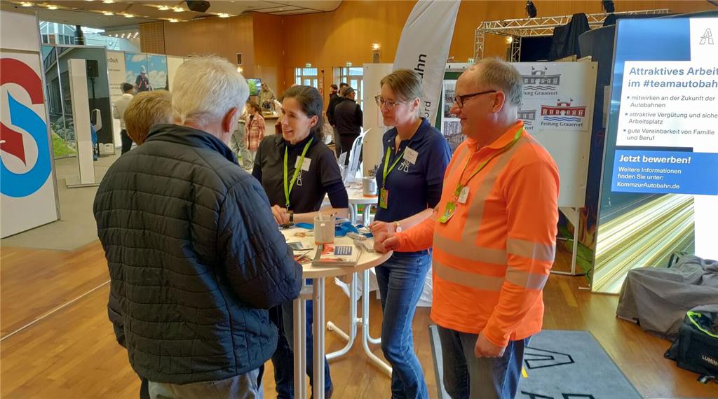 Sie informieren beim Stand von Die Autobahn: Nadine Löser, Maren Quast und Micha...
