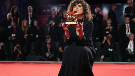 Sie ist die achte Frau, die den Goldenen Löwen in der Geschichte der Filmfestspiele gewinnt: May el-Toukhy.