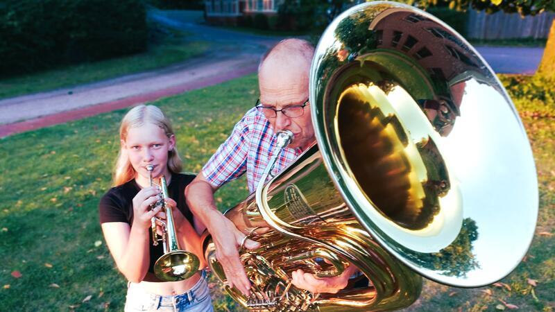 Sie ist die jüngste, er das älteste Mitglied im Posaunenchor Bargstedt: Lena Albers und Reinhard Meyer.