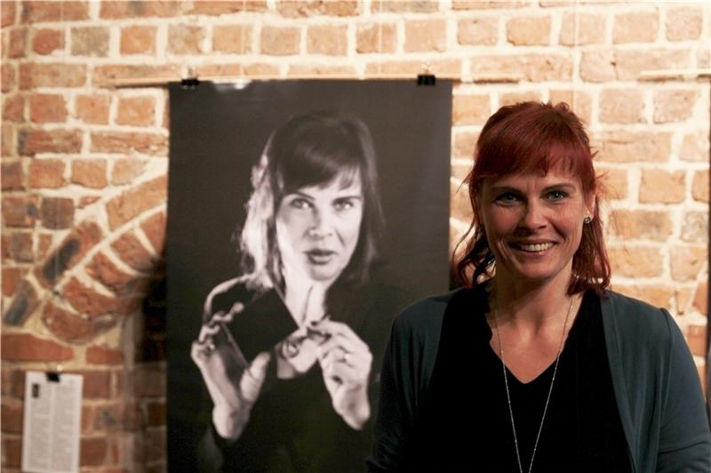 Sie ist eine von 27 Buxtehudern, die in dem Kunstprojekt Gesicht zeigen und Auskunft über sich und ihre Stadt geben: Daniela Ponath vor ihrem schwarz-weißen Foto-Porträt. Foto Richter