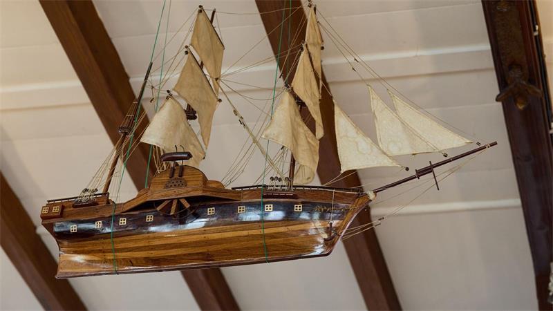 „Flusi“: In Hamburg liegt Deutschlands größte schwimmende Kirche vor Anker Sie ist für Jedermann offen. Etwa die Hälfte der Gäste kommt wohl nur einmal im Leben in die schwimmende Kirche im Hafen, sagt Diakon Möller.