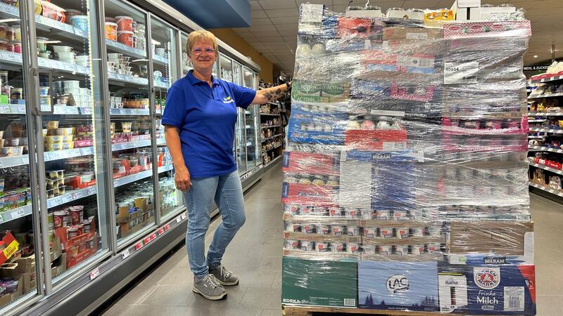 Sie ist für die Molkerei-Produkte und alles Gekühlte zuständig: Petra Wulff morgens um 6.40 Uhr an der Palette mit Waren, die heute noch einsortiert werden müssen.