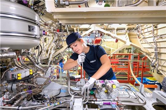 Sie ist immer noch die Ausnahme: die Frau in der Montagehalle. Doch wenn es nach dem Flugzeugbauer Airbus geht, soll sich das ändern. Foto: Airbus