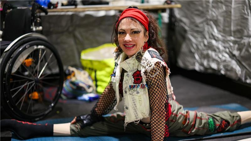 Sie ist vom Bauchnabel abwärts gelähmt, dann wagte sie einen Handstand, der alles veränderte.