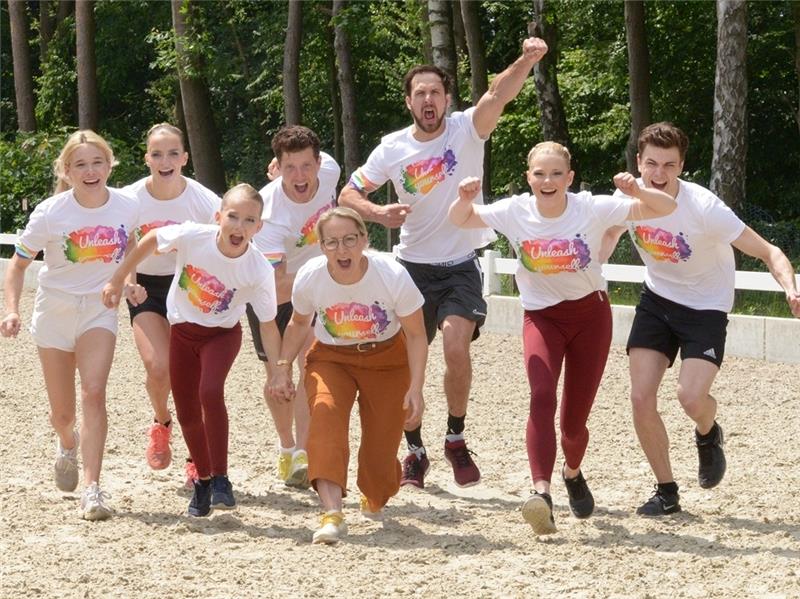 Sie jubeln in Warendorf: Kimberly Hyks, Kathrin Meyer, Mirja Krohne, Jannik Heiland, Trainerin Gesa Bührig, Viktor Brüsewitz, Mila Koböck und Malte Möller (von links) gehören zum Team Fredenbeck, das die deutschen Farben bei den Weltmeister