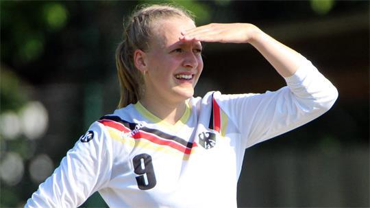 Sie kann es nicht nur beim Faustball, sondern schießt auch beim Fußball Tore: Vivien Werner.