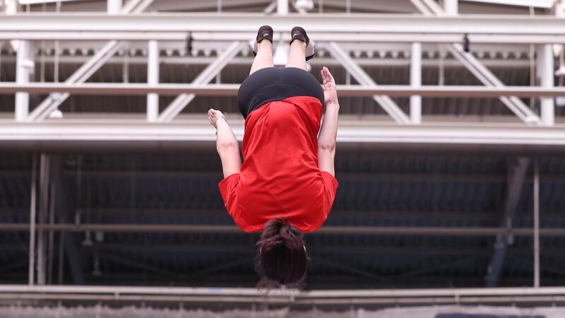 Sie kann es noch - Annalena Baerbock hebt ab vom Trampolin.