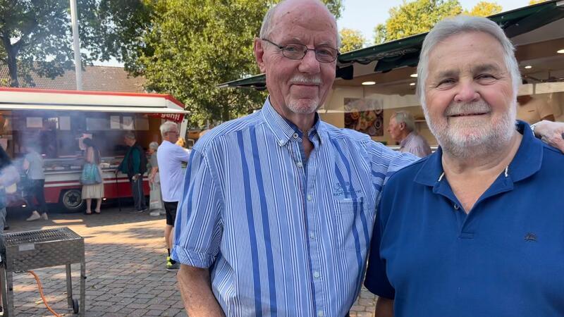 Sie kennen sich seit Jahrzehnten und sind stolz auf den Wochenmarkt: Friedrich Enkrott (links) hat den Wochenmarkt als Ordnungsamtsleiter mit aufgebaut. Peter Möller ist Marktmeister in Himmelpforten.