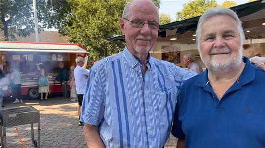 Sie kennen sich seit Jahrzehnten und sind stolz auf den Wochenmarkt: Friedrich Enkrott (links) hat den Wochenmarkt als Ordnungsamtsleiter mit aufgebaut. Peter Möller ist Marktmeister in Himmelpforten.