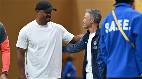 Sie kennen und sie schätzen sich: Bayern-Trainer Vincent Kompany (l) und PSG-Coach Luis Enrique. (Archivbild)