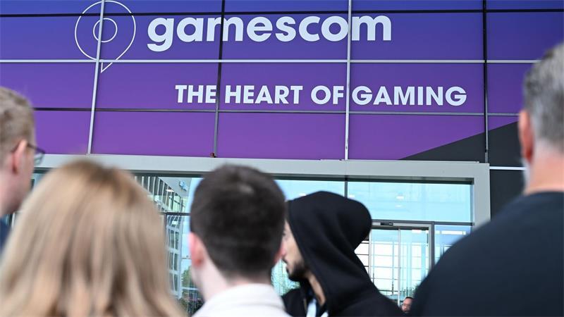 Wie die KI das Gaming verändert Sie können es kaum Abwarten: Besucherinnen und Besucher warten bei der Gamescom 2025 darauf, dass die Türen aufgehen und sie in die Messehallen strömen können. (Archivbild)