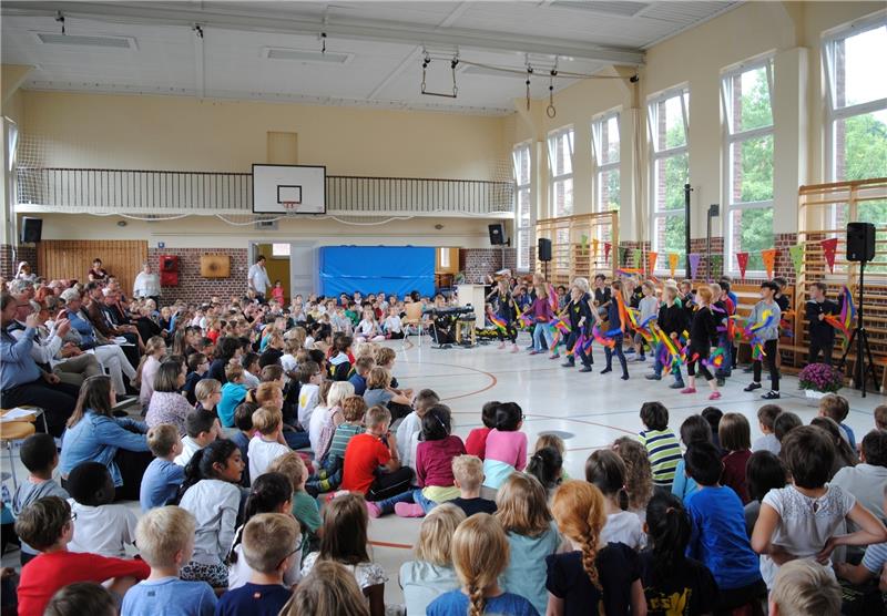 Sie können tanzen und singen , das zeigte die Feier in der Turnhalle.