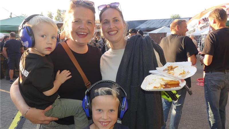 Bands, Bier und Budenstadt: Wenn Brest zum Festivaldorf wird Sie kommen aus Brest und freuen sich, dass solch ein Festival im Ort gefeiert wird: die Freundinnen Luisa (39, rechts) mit Theo (7) und Theresa (32) mit Henri (2).