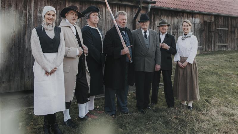 Sie laden ein auf die Zeitreise der Oste-Saga (von links): Denise Volkens als Anna, Jörn-Hinnerk Abbe (Johann Thumann), Frank Drewes (Amtmann Pflüg), Uwe Uhlendorf (Christian Schwarz), Detlev Burfeind (Klaus Wilhelm Tom Wörden), Erich Büsing (Max von Marschalck) und Amelie Markull (Anna).