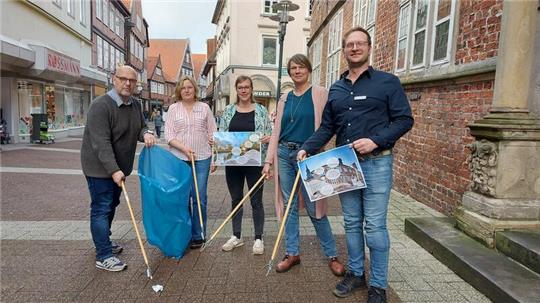Sie laden zum Frühjahrsputz in Stade ein: Matthias Riepe, Gaby Mahr, Wiebke Wilkens, Anja Breuer und Sebastian Herzog (von links).