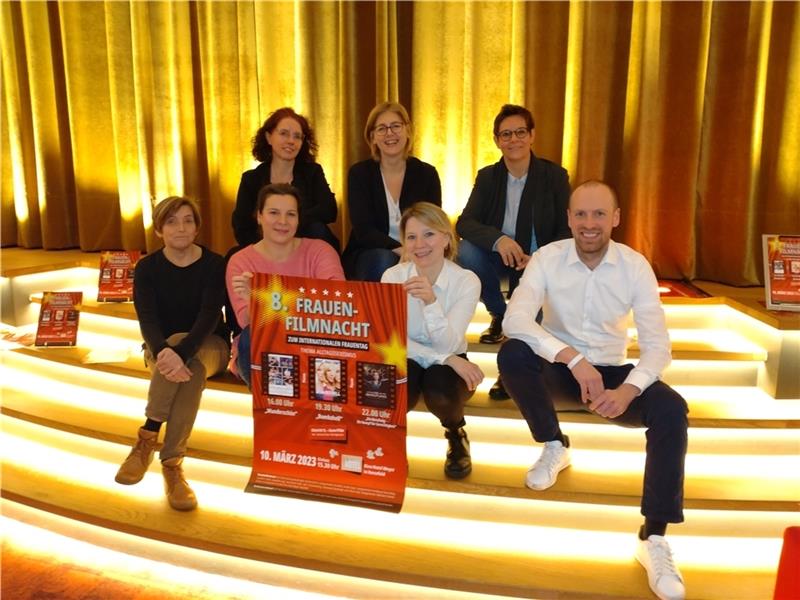 Über den Sexismus im Alltag: Frauenfilmnacht in Harsefelder Kino Sie laden zur Filmnacht nach Harsefeld ein. Vorne (von links): Gabi Schnackenberg (Buxtehude), Jacqueline Jugl (Stade), Amelie Tölke und Martin Engelmann (Kino-Hotel). Hinten (von links): Hiltrud Gold (Oldendorf-Himmelpforten), Andrea Jülis