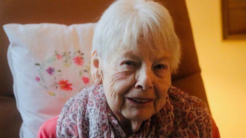 Sie lächelt trotzdem: Gerda Stier hatte einen schiefen Baum auf Gemeindegrund gemeldet. Nach dem Schaden sitzt sie aber immer noch auf den Kosten für das neue Scheunendach.