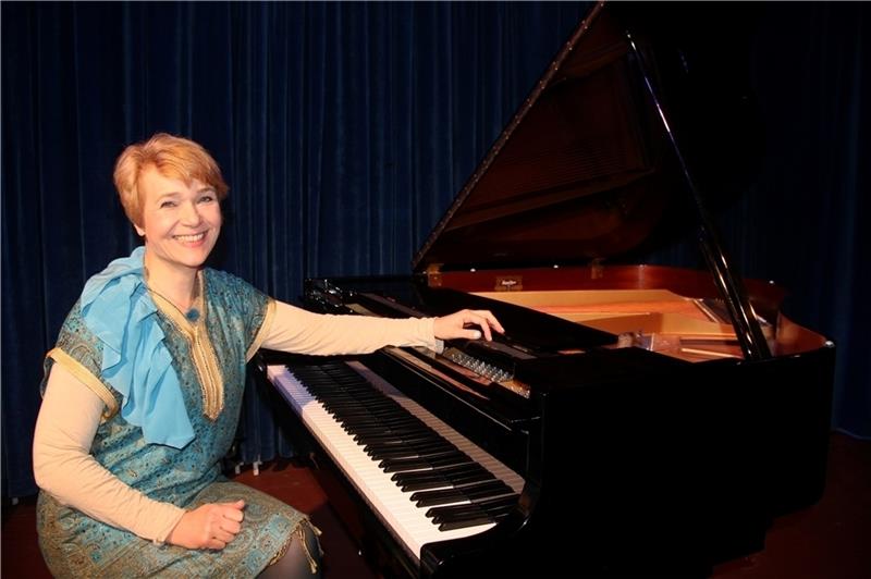 Sie lässt ihre Piano Waves ins Publikum fließen: Andrea Benecke beim Auftritt in Buxtehude. Foto: Michaelis