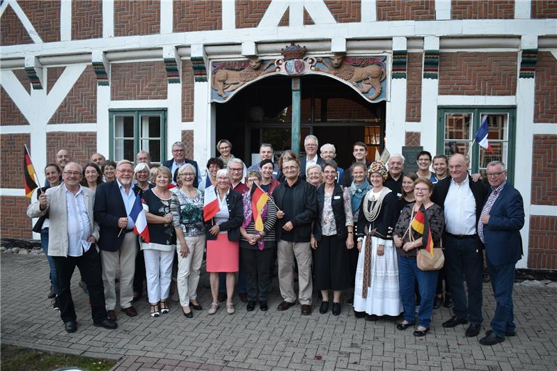 Sie leben die deutsch-französische Freundschaft: Jorks Bürgermeister Gerd Hubert (rechts) begrüßt die Freunde aus der Partnerregion Presqu‘Ile de Brotonne vor dem Rathaus gemeinsam mit den Gastfamilien sowie den Vertretern der Vereine und der Politik.  Fotos Vasel