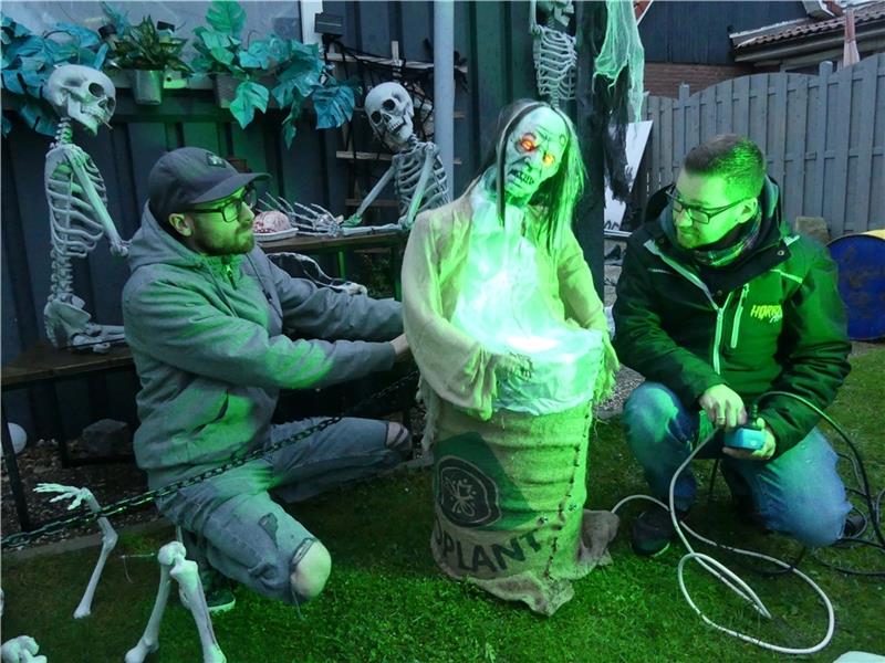 Trotz Energiekrise: Gruselkult startet wieder im Ritscher Horrorhaus Sie lieben Halloween und freuen sich auf ihre Gäste: Manuel (links) und Viktor Wandt testen gerade den neuen Geist „Hugo“: Der steigt aus seiner Tonne gespenstisch auf und ab - umfunktionierte Scheibenwischermotoren und Schubladenschienen m