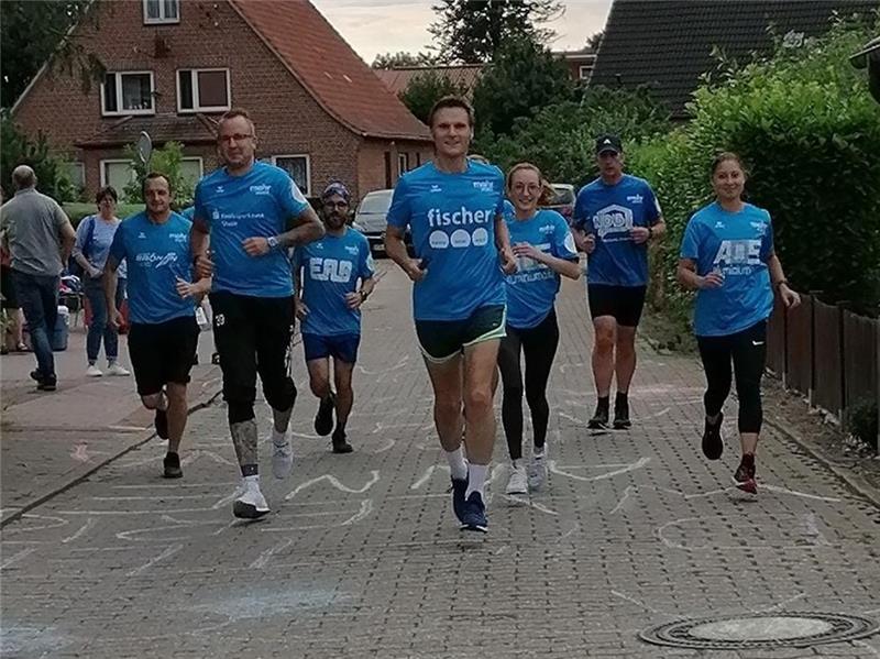 Sie liefen für den guten Zweck durch Bützfleth. Ihre Namen standen auf der Straße.